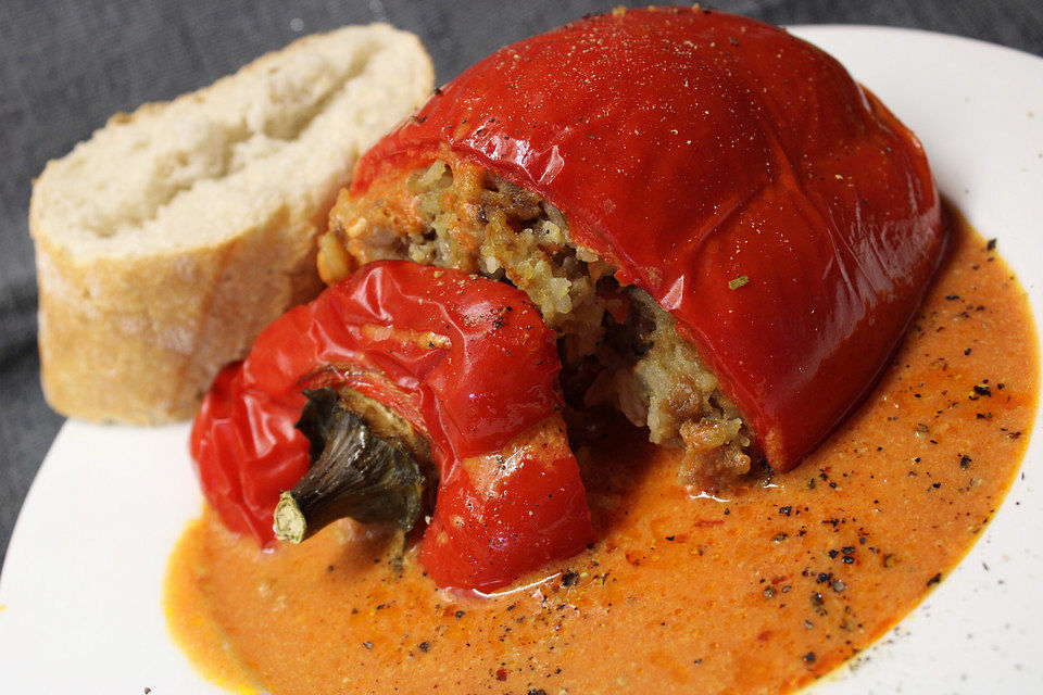 Gefüllte Paprika mit Hackfleisch und Reis in Tomaten-Sahne Soße