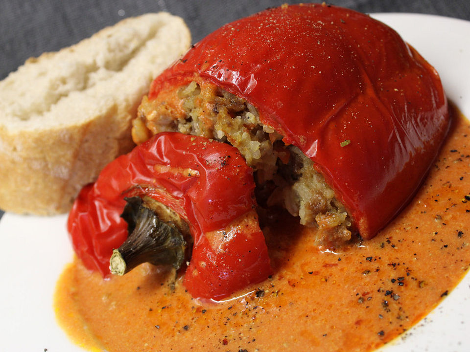 Gefullte Paprika Mit Hackfleisch Und Reis In Tomaten Sahne Sosse Von Bentson Chefkoch