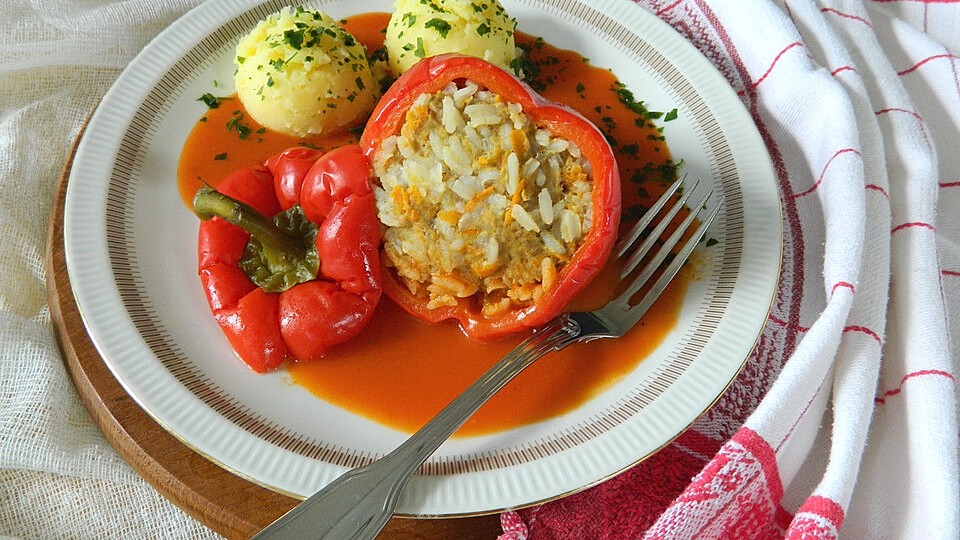 Gefüllte Paprika mit Hackfleisch und Reis in Tomaten-Sahne Soße von Bentson-image