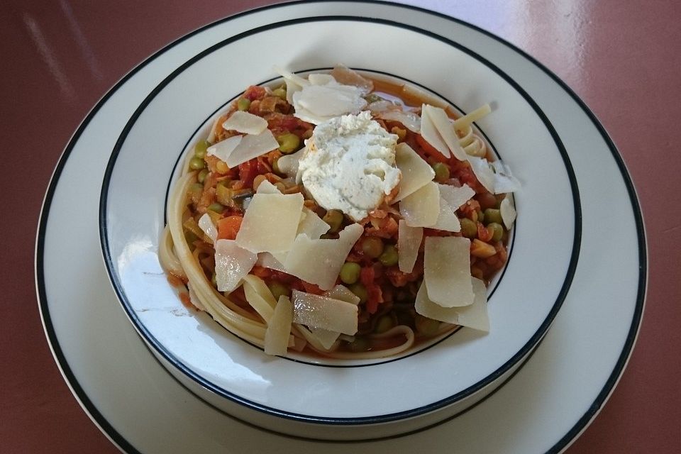 Vegetarische Rote-Linsen-Bolognese mit Farfalle