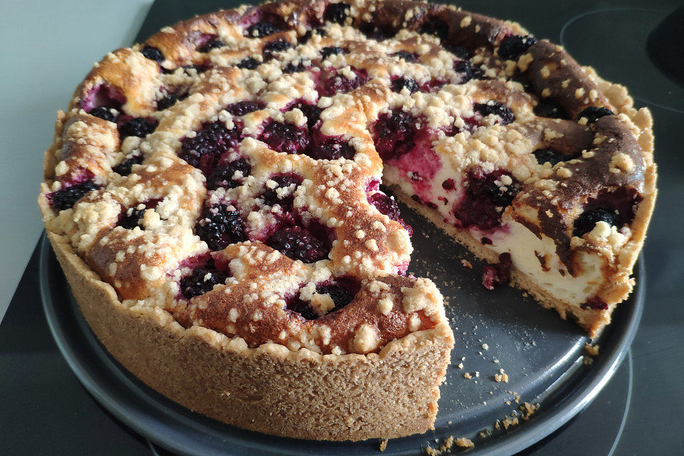 Brombeer-Quark-Kuchen mit Zimtstreuseln