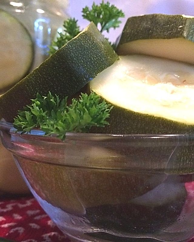Saure eingelegte Zucchini