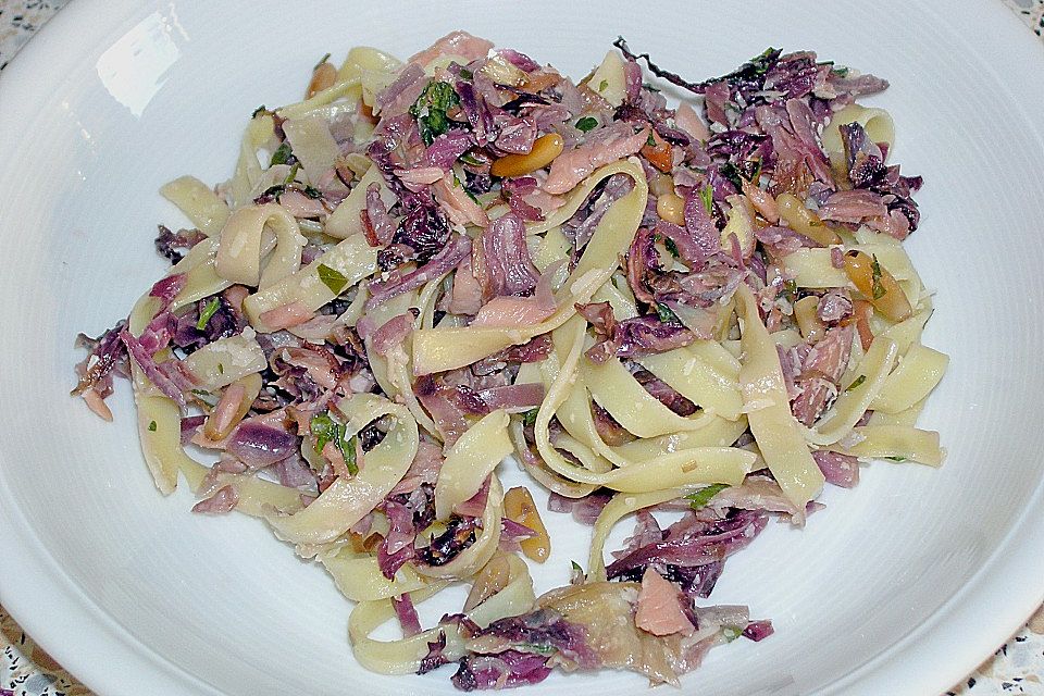 Bandnudeln mit Lachs und Radicchio