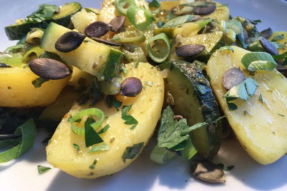 Grüner Kartoffelsalat mit Zucchini und Kürbiskernen