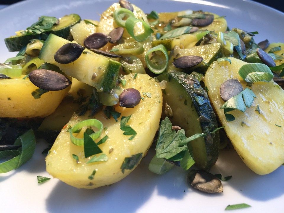 Grüner Kartoffelsalat mit Zucchini und Kürbiskernen von SessM| Chefkoch
