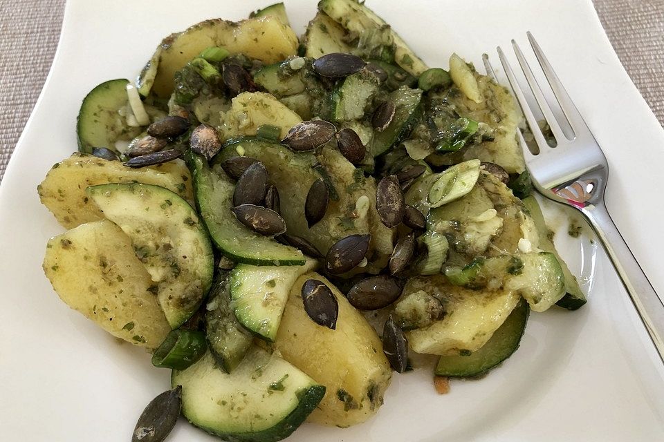 Grüner Kartoffelsalat mit Zucchini und Kürbiskernen