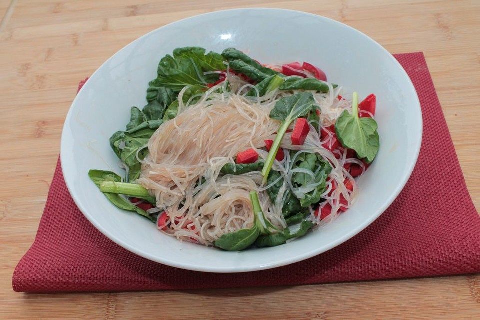 Glasnudelsalat mit Pak Choi und Paprika