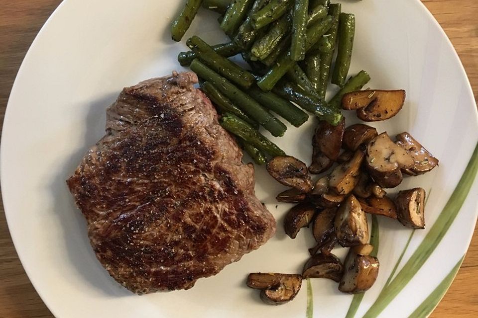 Rinderhüftsteak mit frischen Brechbohnen und Champignons