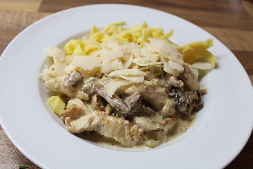 Tagliatelle in Pfifferlingsrahm an Hähnchenfilets