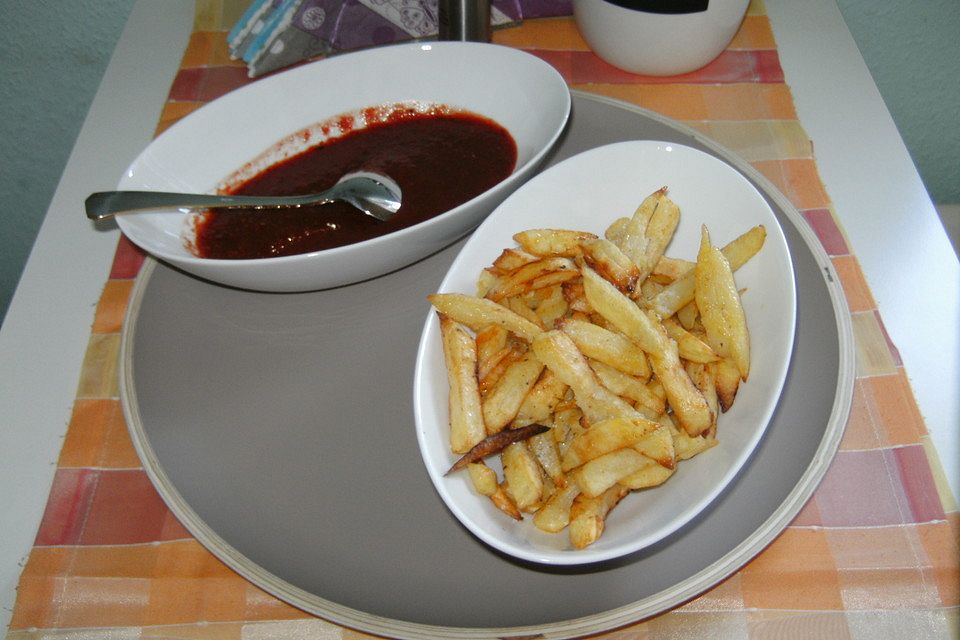 Pommes mit süß-scharfem Dip