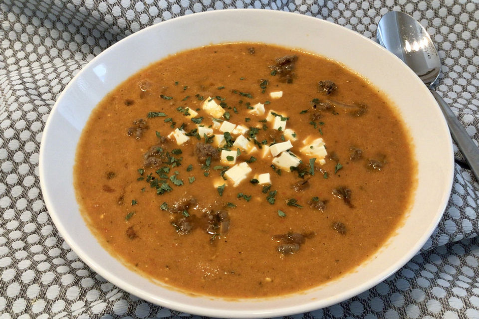 Paprika-Hackfleisch-Suppe mit Feta