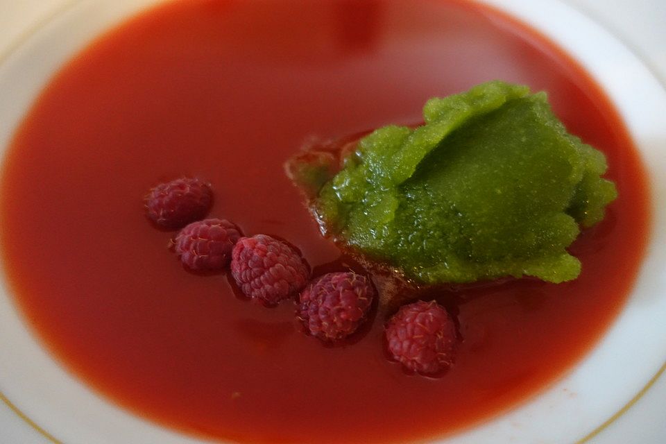 Gelierte Paprika-Himbeersuppe mit Basilikumsorbet