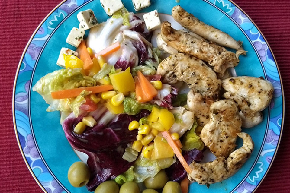 Bunter Sommersalat mit Hähnchenbrustfilet