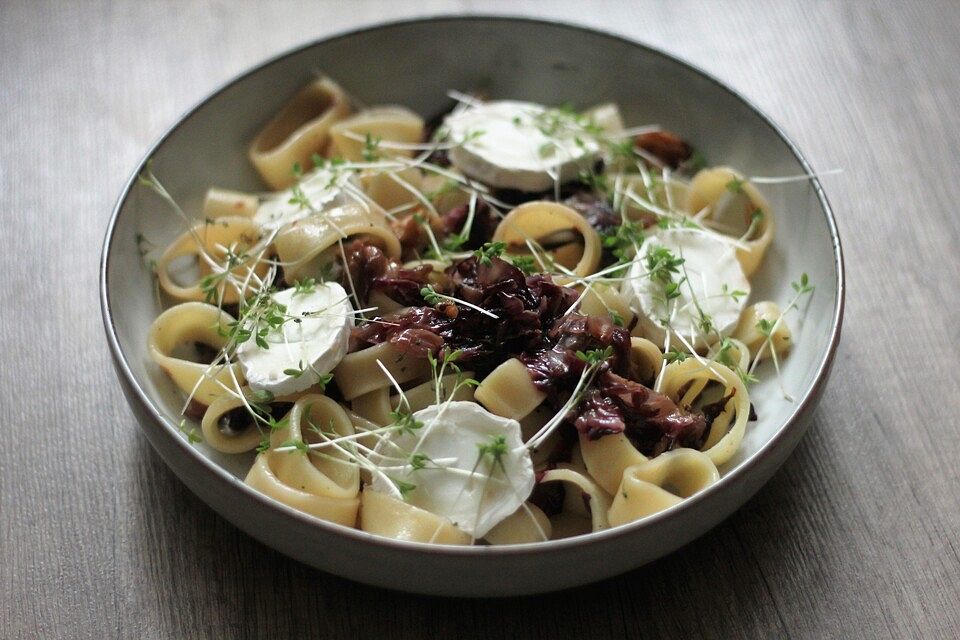 Trüffel-Pasta mit Radiccho, Walnüssen und Ziegenkäse