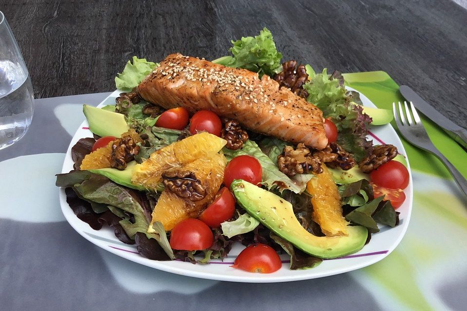 Kross gebratener Lachs mit einem Orangen-Pekannuss-Salat