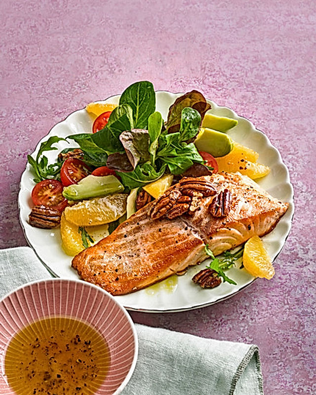 Kross gebratener Lachs mit einem Orangen-Pekannuss-Salat