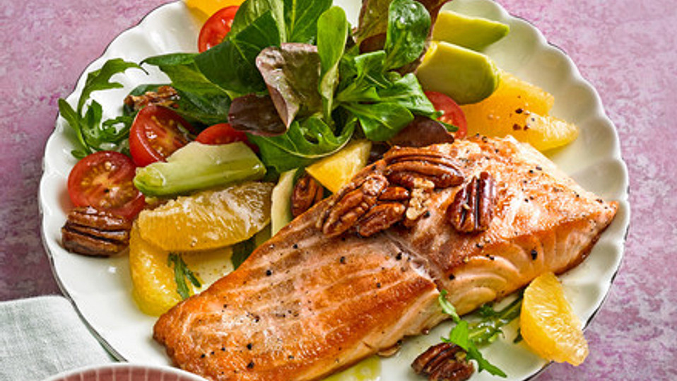 kross-gebratener-lachs-mit-einem-orangen-pekannuss-salat