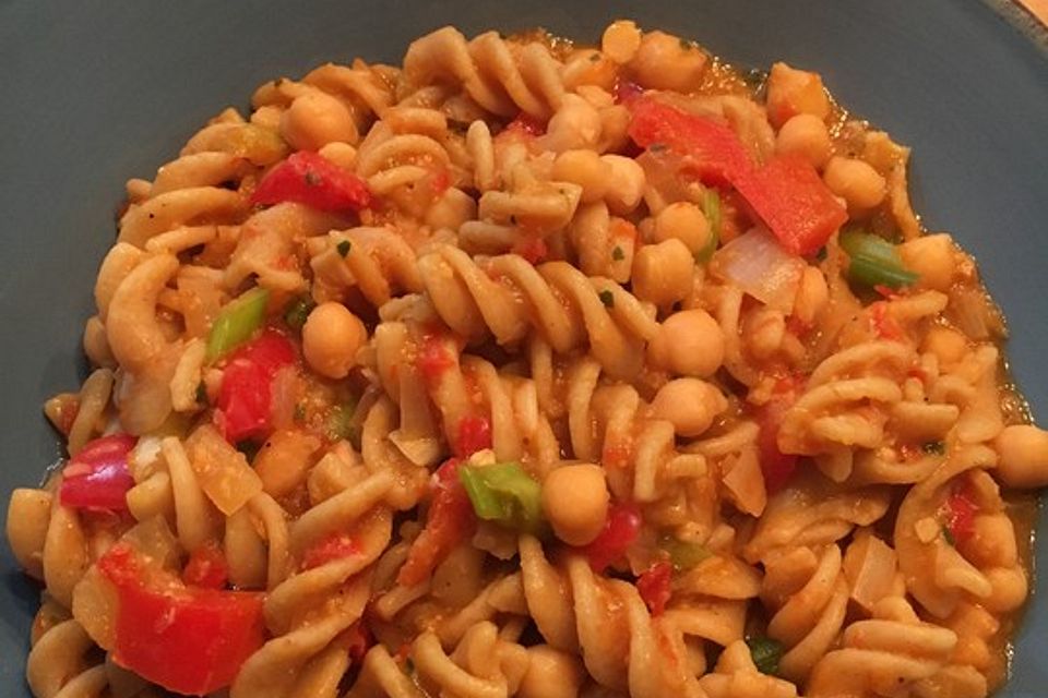 Vollkorn-Fusilli mit Paprikasauce und Kichererbsen