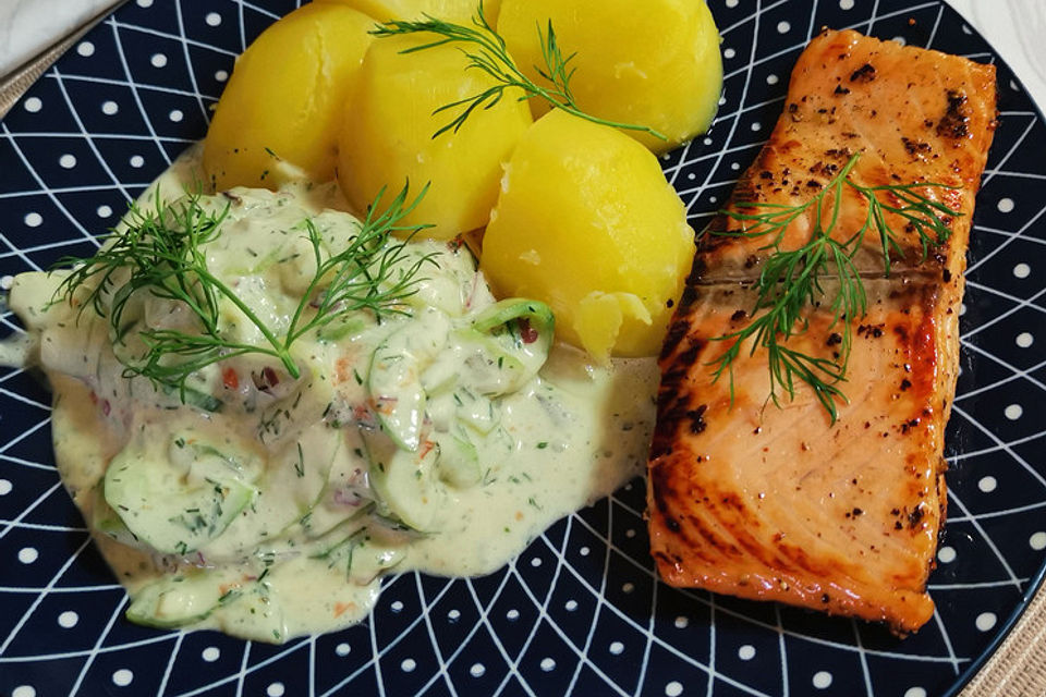 Gebratene Lachsfilets mit Kartoffeln und Gurkensalat