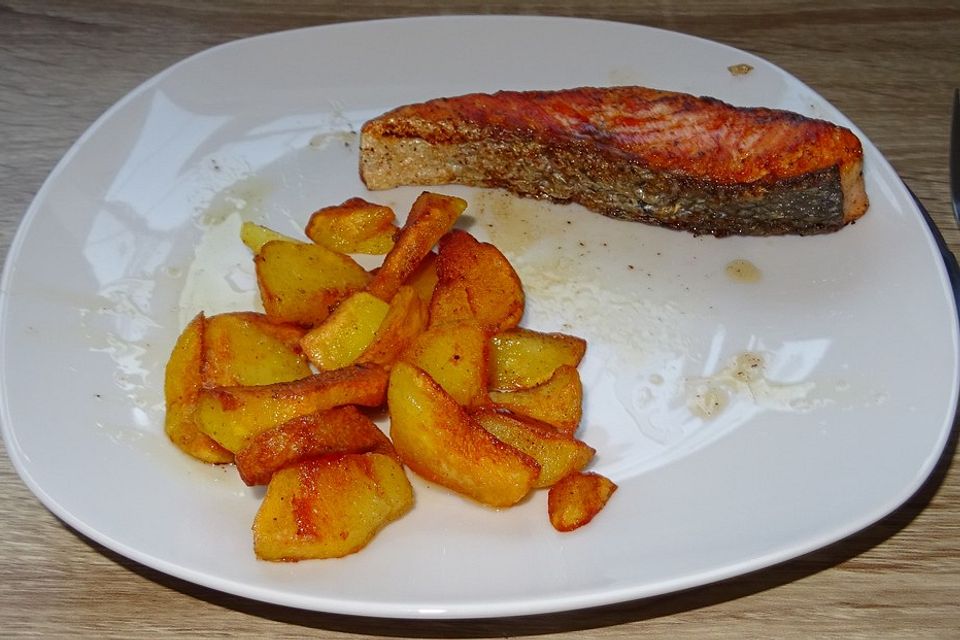 Gebratene Lachsfilets mit Kartoffeln und Gurkensalat