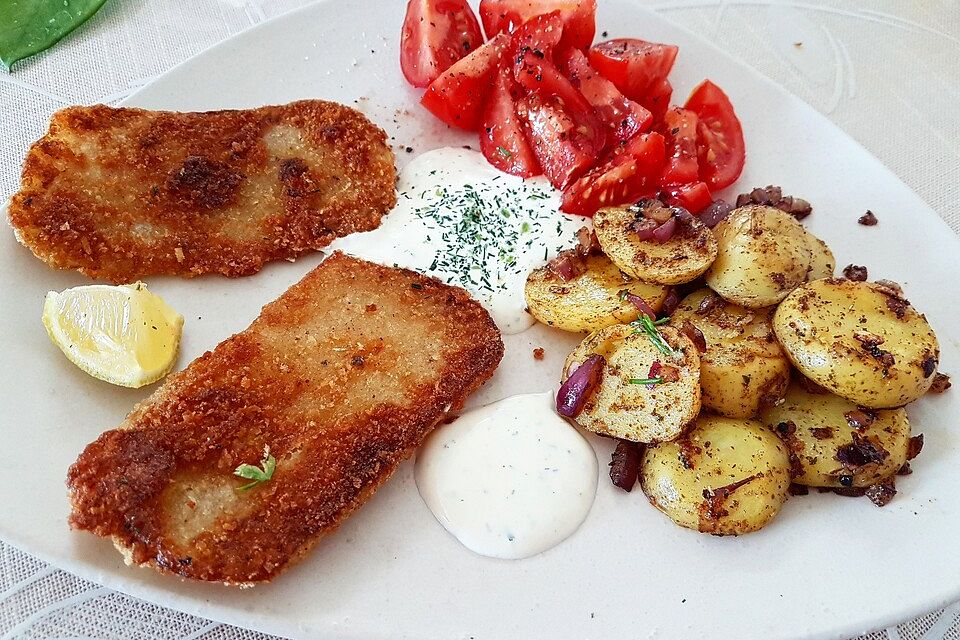 Kohlrabischnitzel mit Kräuterschmand und Bratkartoffeln