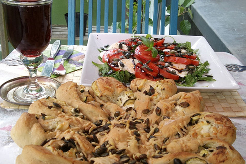 Brotblume mit Zucchini-Ziegenfrischkäse-Füllung und Kürbiskernen