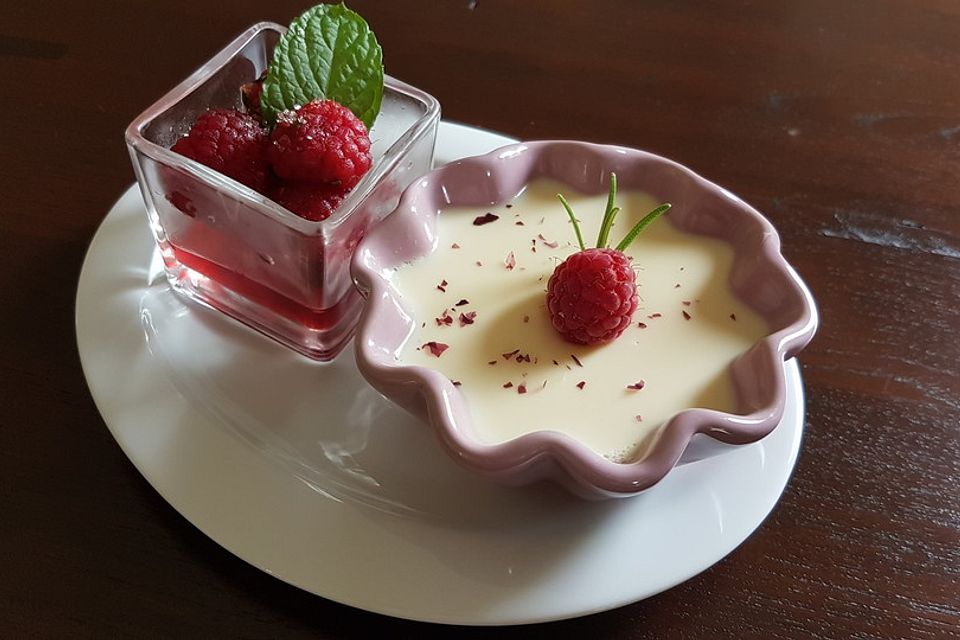 Mary T. Raspberry Panna Cotta mit Lavendel und Rosmarin an geminzten Thymian-Himbeeren