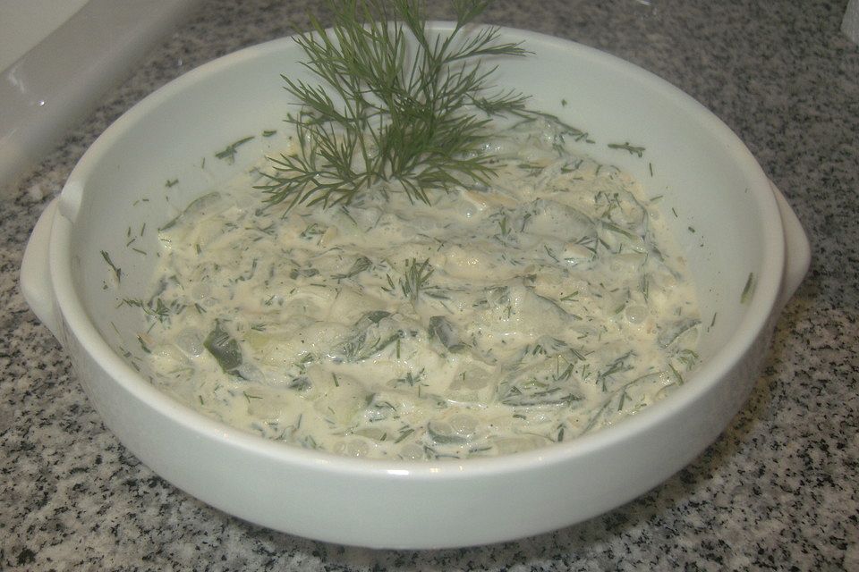 Gurkensalat in süß-saurem Dressing