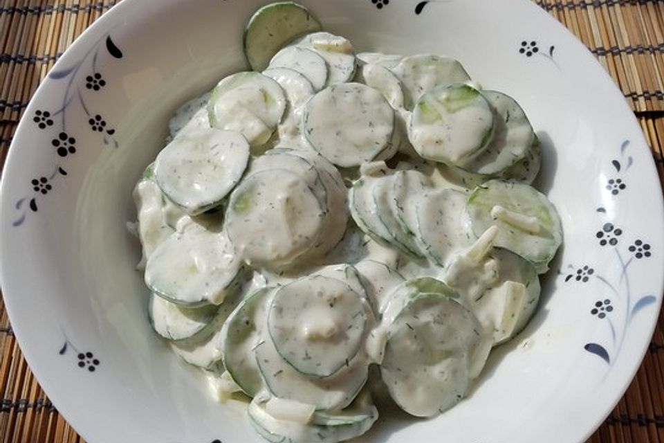 Gurkensalat in süß-saurem Dressing