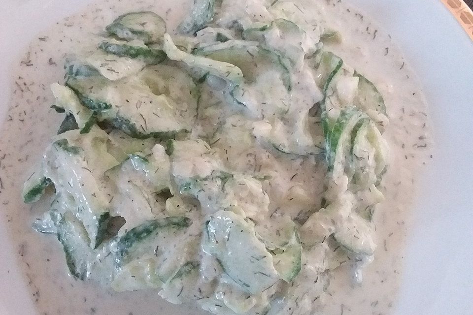 Gurkensalat in süß-saurem Dressing