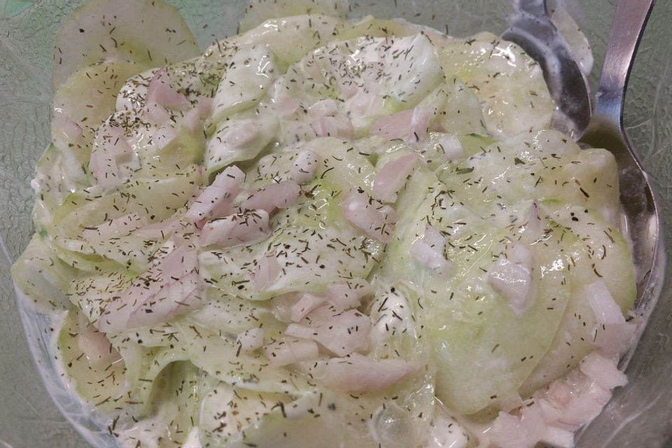 Gurkensalat in süß-saurem Dressing