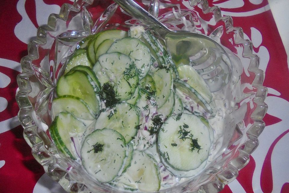 Gurkensalat in süß-saurem Dressing