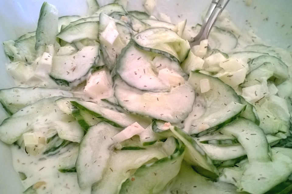 Gurkensalat in süß-saurem Dressing