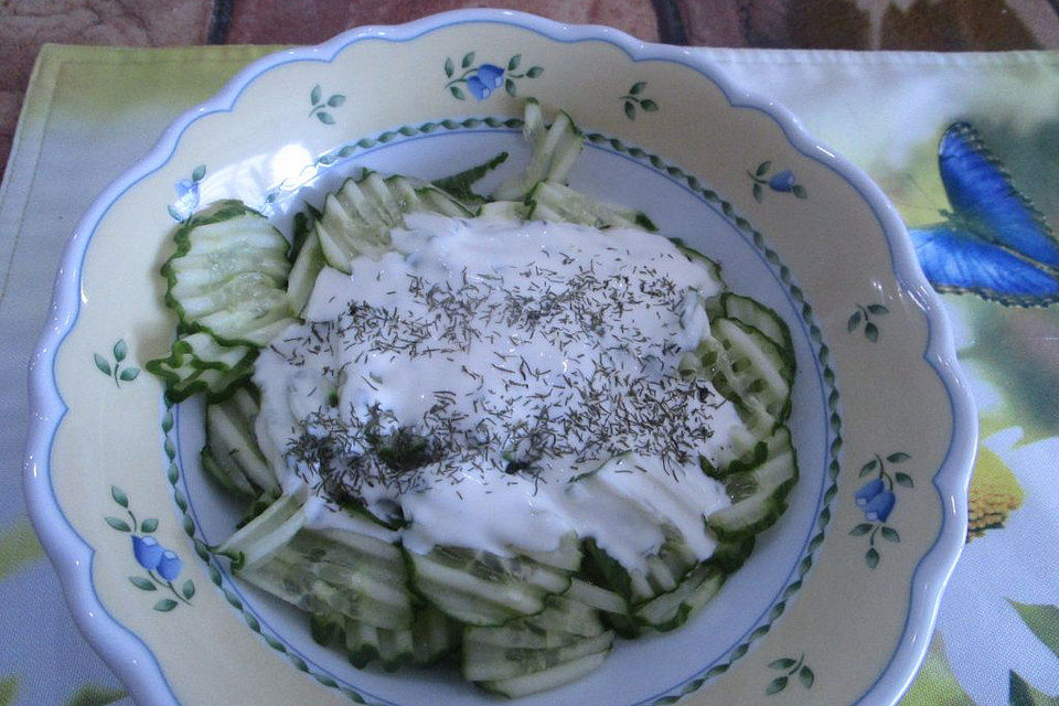 Gurkensalat in süß-saurem Dressing