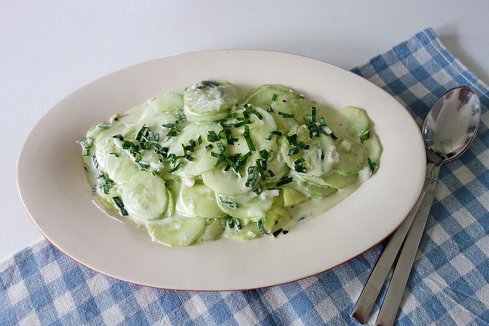 Gurkensalat in süß-saurem Dressing