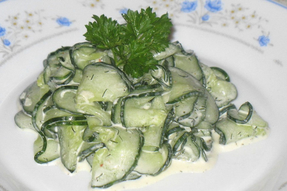 Gurkensalat in süß-saurem Dressing