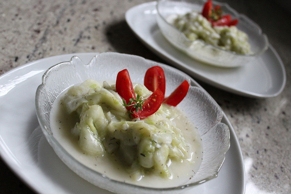 Gurkensalat in süß-saurem Dressing