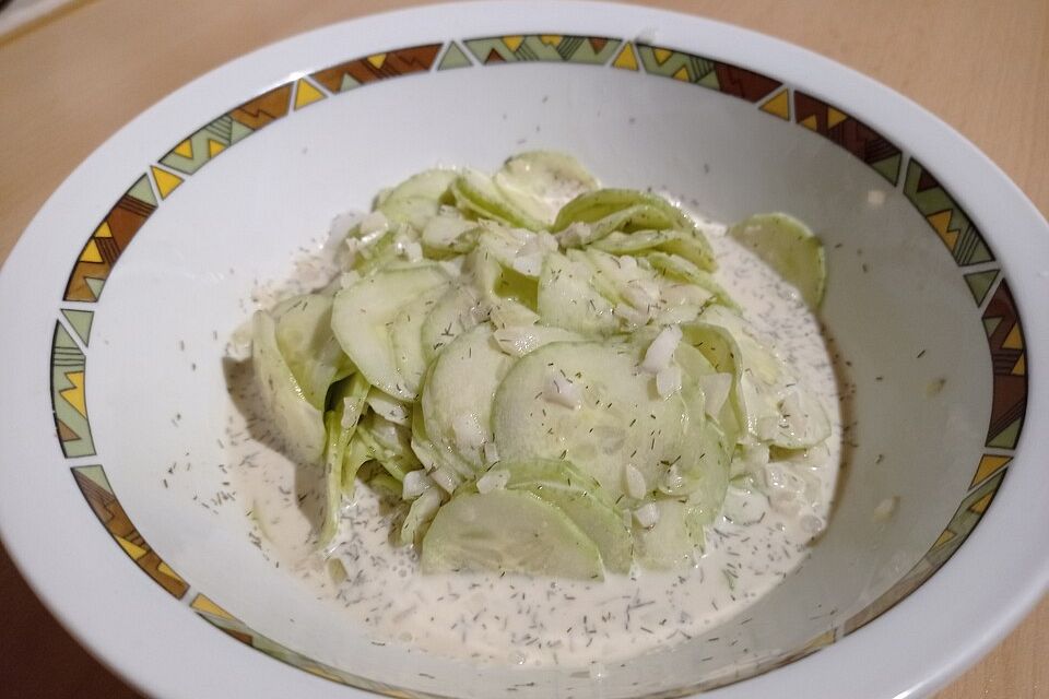 Gurkensalat in süß-saurem Dressing