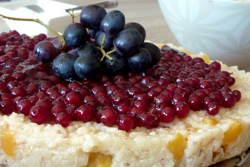 Fruchtiger Milchreiskuchen mit Pfirsichen und Johannisbeeren