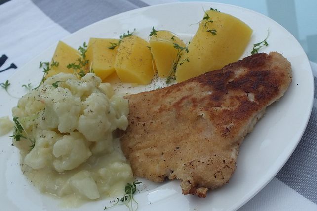 Mini-Putenschnitzel mit Salzkartoffeln und Bechamel-Blumenkohl von ...