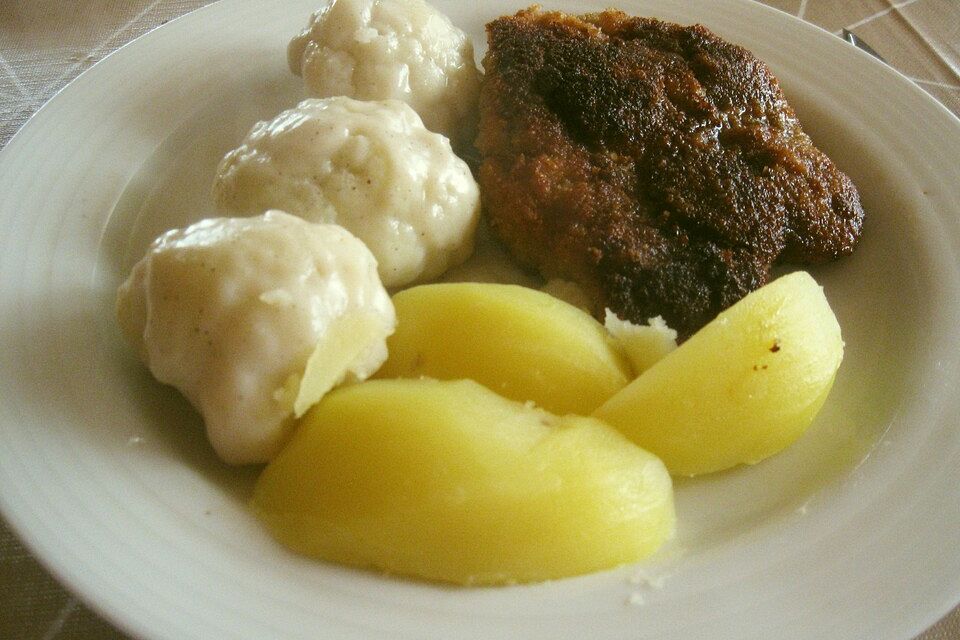 Mini-Putenschnitzel mit Salzkartoffeln und Bechamel-Blumenkohl