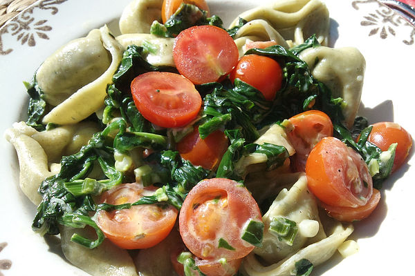 Tortellini mit Tomaten-Sahnesauce und Spinat von Beawoe | Chefkoch