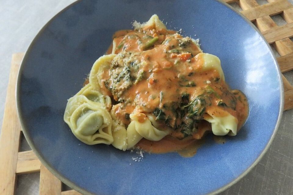 Tortellini mit Tomaten-Sahnesauce und Spinat