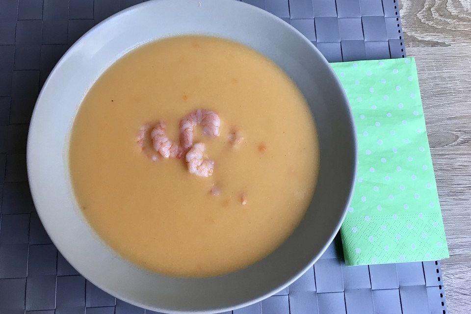 Cremige Kartoffel-Sellerie-Suppe mit Garnelen