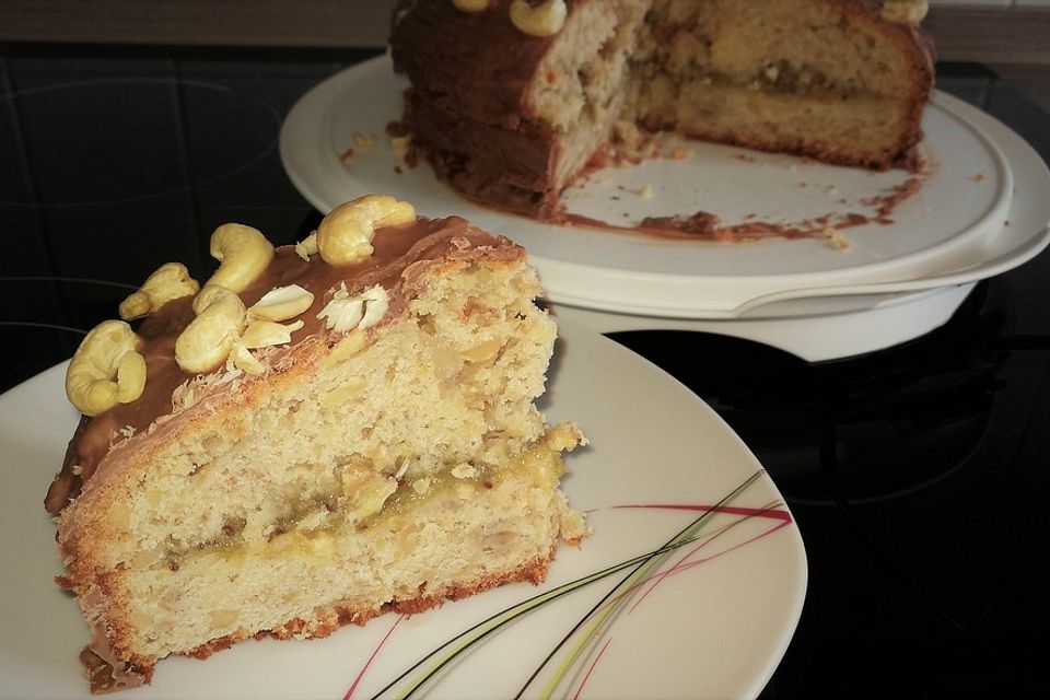 Bananen-Cashew-Kuchen mit Kiwifüllung und Schokoglasur