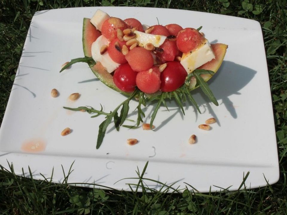 Wassermelonen-Mozzarella-Rucola-Salat mit Senfdressing und Pinienkernen ...