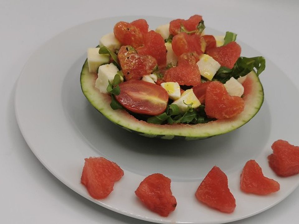 Wassermelonen-Mozzarella-Rucola-Salat mit Senfdressing und Pinienkernen ...