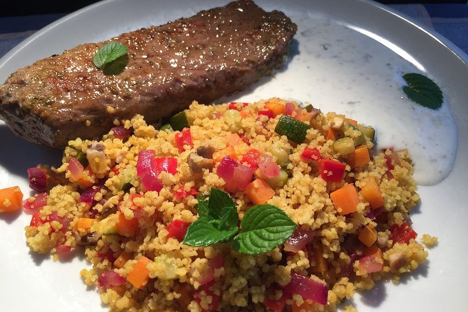 Lamm in Zitronen-Minz-Marinade mit Couscous und Joghurt-Dip