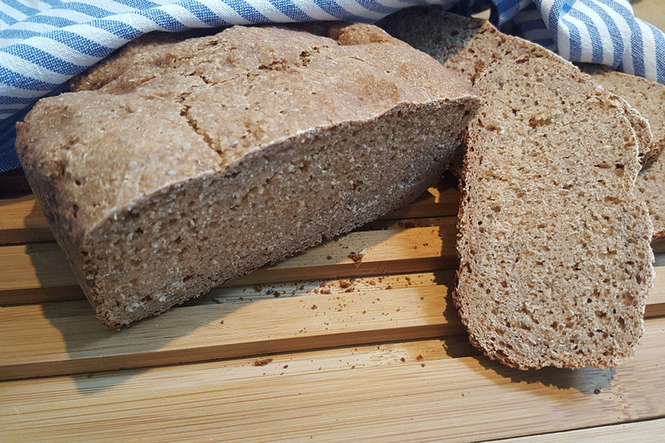 Dinkel-Buchweizenbrot mit Chiasamen und Haferflocken