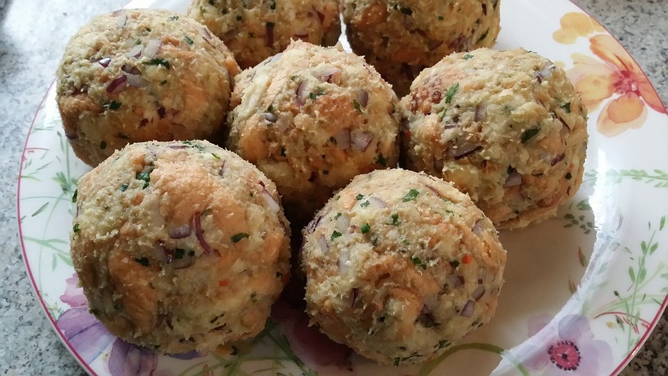 Herzhafte Semmelknödel ohne Milch und Ei von Connyluna